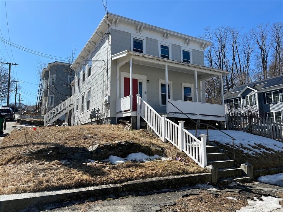 28 Maple St in Fitchburg, MA - Building Photo