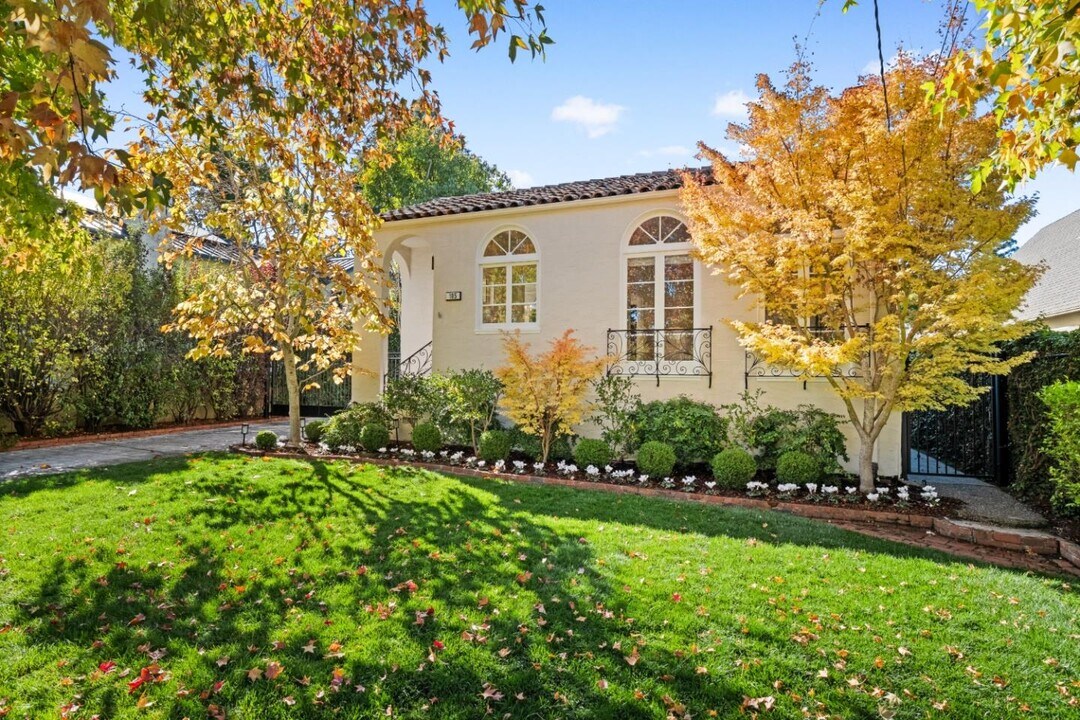 105 Pepper Ave in Burlingame, CA - Building Photo