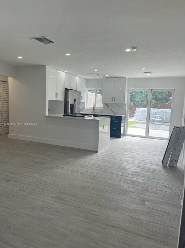 912 NE 5th St in Hallandale Beach, FL - Building Photo - Building Photo