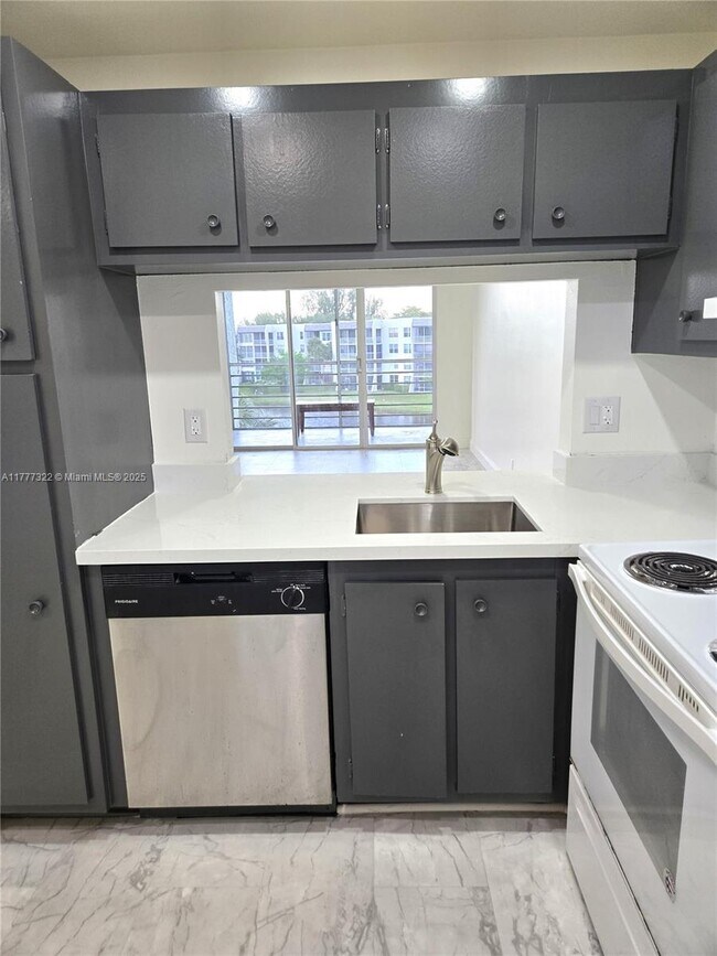 9311 Orange Grove Dr, Unit 406 in Davie, FL - Building Photo - Building Photo