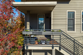 2014 Market St in Oakland, CA - Foto de edificio - Building Photo