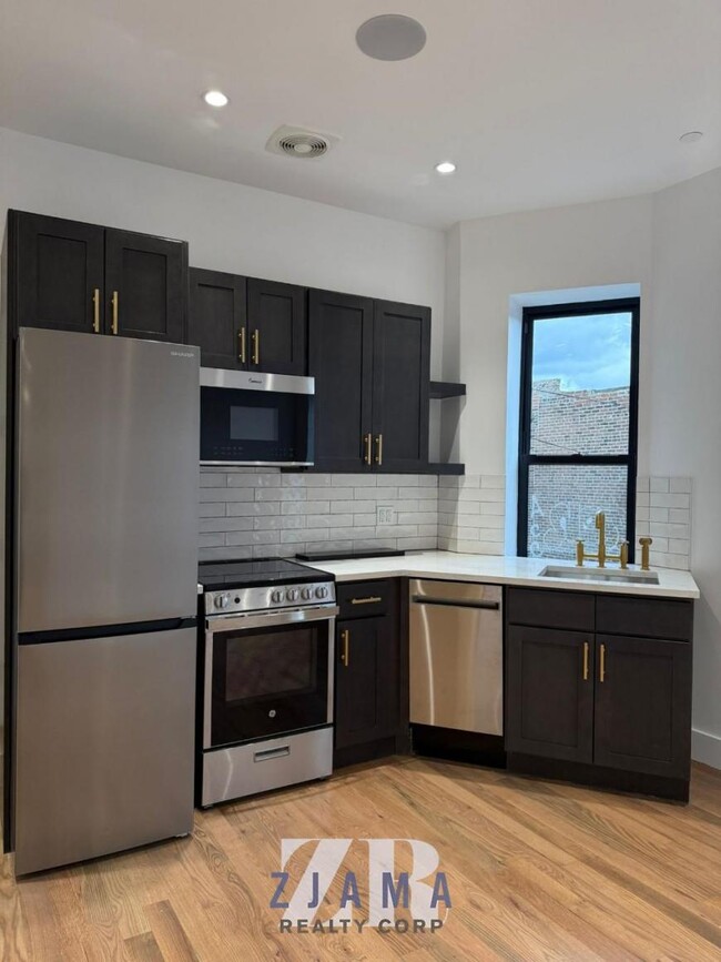 340 Broadway in Brooklyn, NY - Building Photo - Building Photo