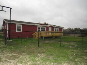 2141 Crockett Rd in Sanger, TX - Foto de edificio - Building Photo