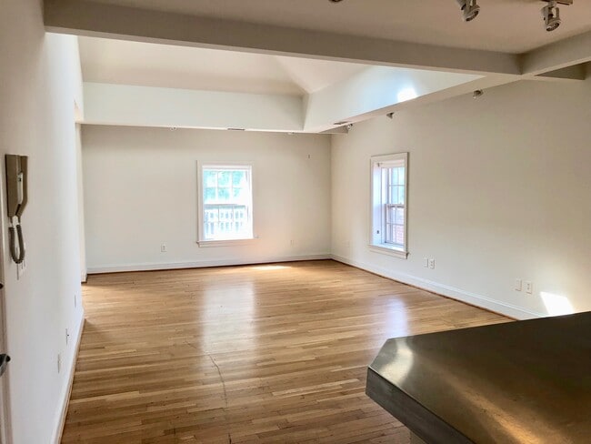909 W Main St in Charlottesville, VA - Building Photo - Building Photo