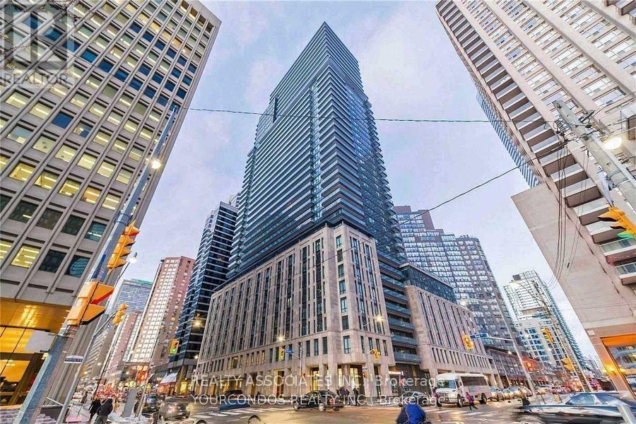 955 Bay St. in Toronto, ON - Building Photo