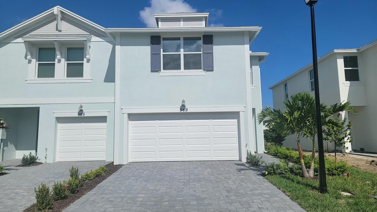 569 Salisbury Cir in Fort Pierce, FL - Building Photo