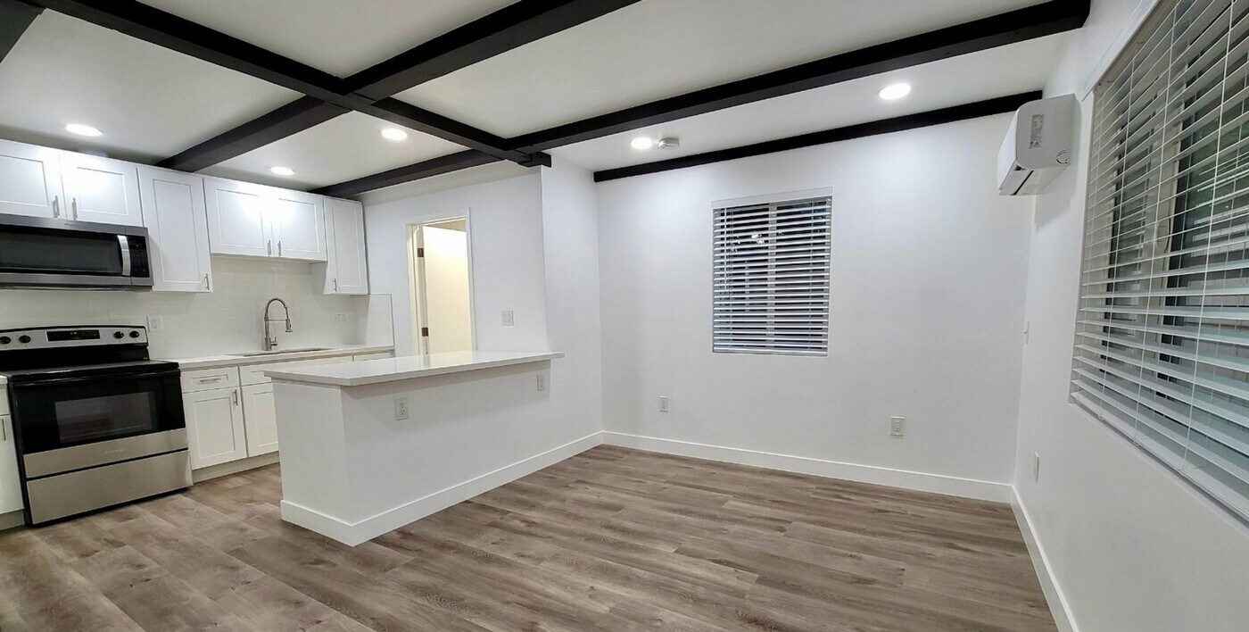 8427 Balboa Blvd in Los Angeles, CA - Building Photo