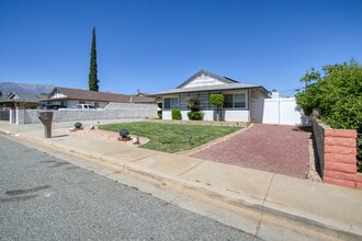 1034 Thompson Ave N in Banning, CA - Foto de edificio - Building Photo