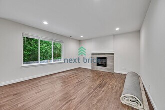 8430 NE 203rd Pl in Bothell, WA - Building Photo - Building Photo