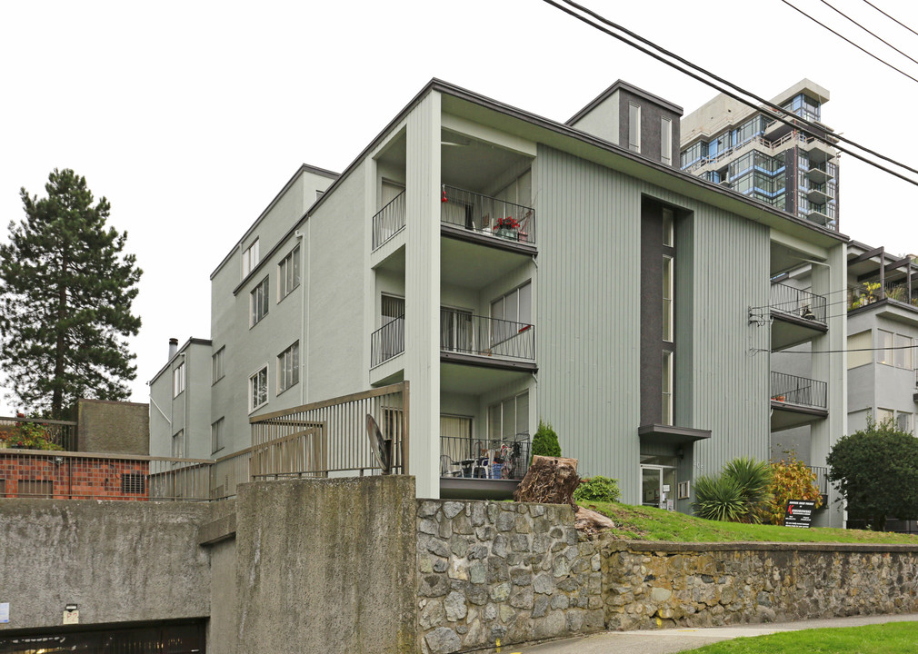 Emerald Court in New Westminster, BC - Building Photo