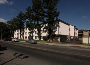 8056 Langdon Ave in Van Nuys, CA - Foto de edificio - Building Photo