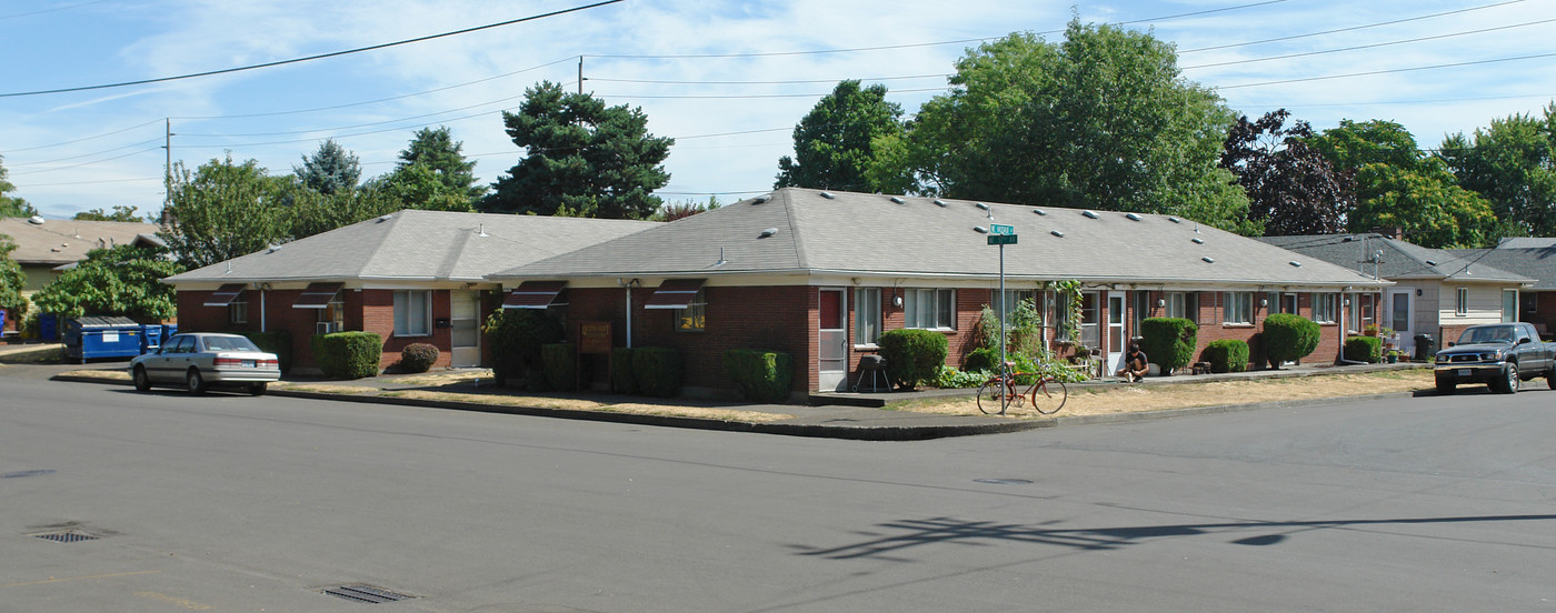 Queen's Court Apartments in Portland, OR - Building Photo