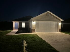 801 S Katlyn Dr in Siloam Springs, AR - Building Photo