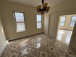 104 Oak St in Yonkers, NY - Building Photo - Building Photo