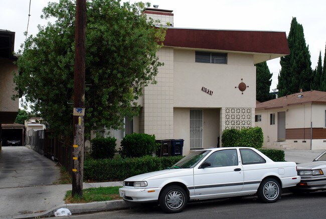 11921 Gale Ave in Hawthorne, CA - Foto de edificio - Building Photo