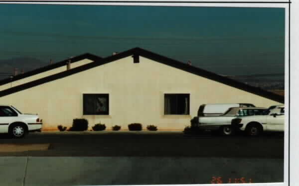 17486 Sequoia Ave in Hesperia, CA - Foto de edificio - Building Photo