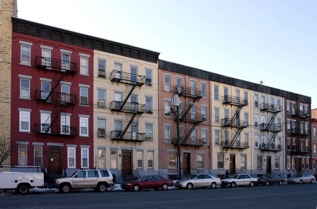 151 Christopher Columbus Dr in Jersey City, NJ - Foto de edificio - Building Photo