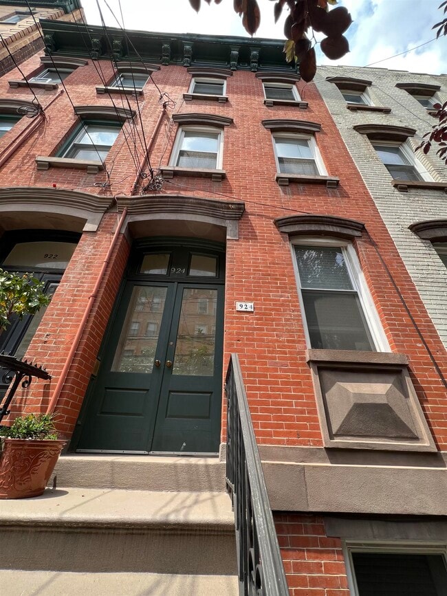 924 Willow Ave in Hoboken, NJ - Building Photo - Building Photo