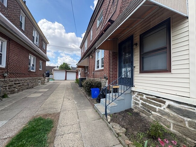 1806 Hoffnagle St in Philadelphia, PA - Building Photo - Building Photo