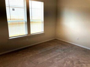 19327 Sandy Woods Dr in Tomball, TX - Building Photo - Building Photo