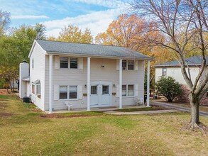 913 S Linden St in Normal, IL - Foto de edificio - Building Photo