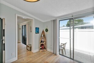 44 Jacaranda Cay Ct in New Smyrna Beach, FL - Building Photo