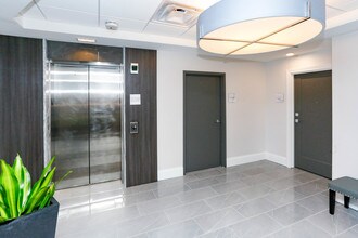 The James - Luxury Senior Residences in Ferndale, MI - Foto de edificio - Interior Photo