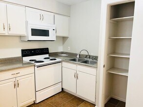 Pied Piper Apartments (Studio/1 Bath) in Baton Rouge, LA - Building Photo - Building Photo