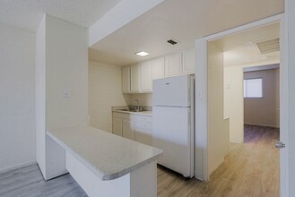 Ambassador West Apartments in Phoenix, AZ - Foto de edificio - Building Photo