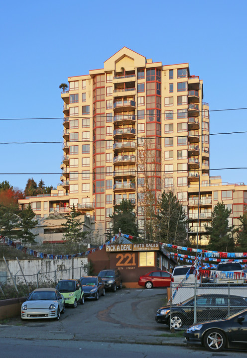 Queen's Cove in New Westminster, BC - Building Photo