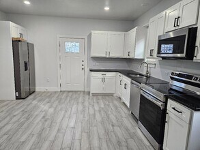 305 Anderson St, Unit B in Smithville, TX - Foto de edificio - Building Photo