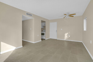 1141 Lake Victoria Dr in Royal Palm Beach, FL - Building Photo - Building Photo