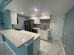 330 Sunshine Dr in Coconut Creek, FL - Foto de edificio - Building Photo