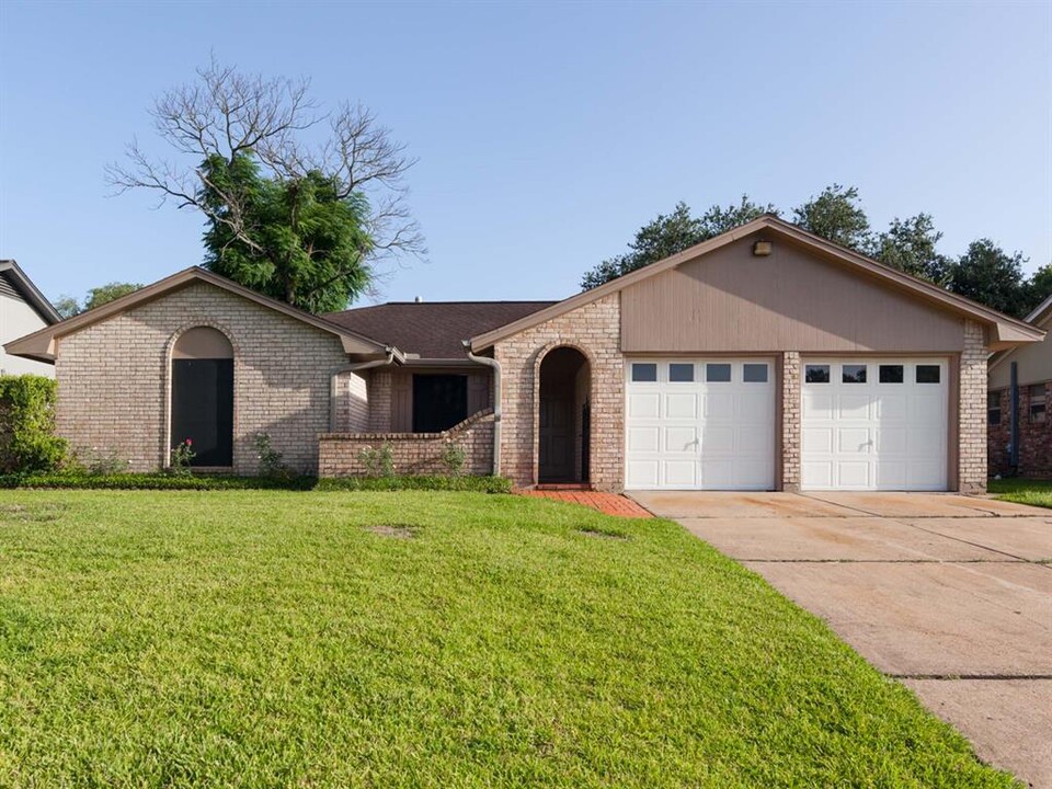 2103 Yorktown Ct N in League City, TX - Building Photo