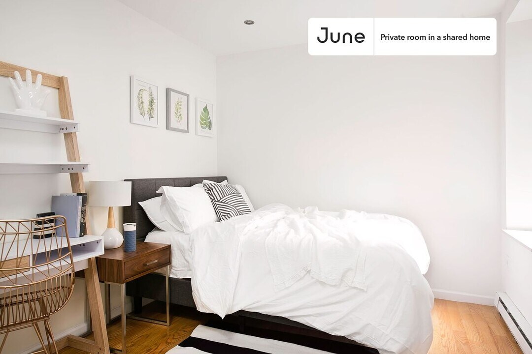 Private bedroom in 4 bed/2 bath Home in New York, NY - Building Photo