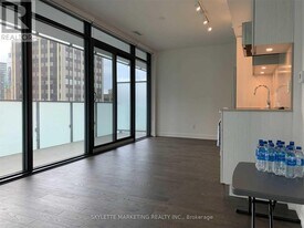 25 Richmond St E in Toronto, ON - Building Photo