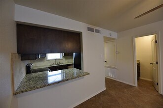 111 Rhonda Dr in Del Rio, TX - Foto de edificio - Building Photo