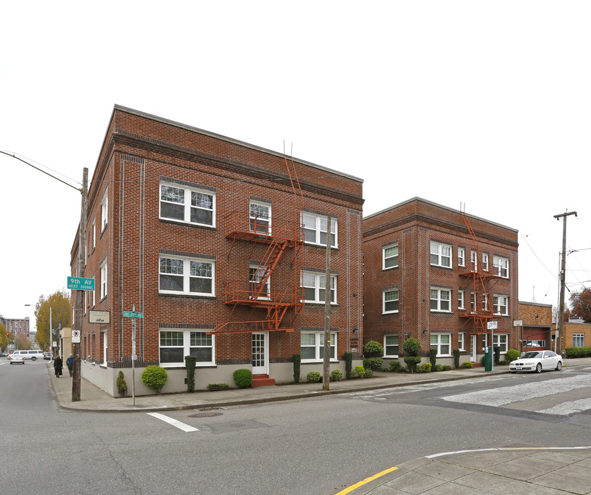 Lloyd's 10th Apartments in Portland, OR - Building Photo