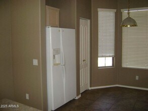 5261 E Hilton Ave in Mesa, AZ - Building Photo - Building Photo