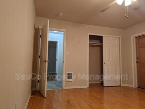 1041 NE 106th Ave in Portland, OR - Building Photo - Building Photo