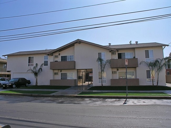 7230 Independence Ave in Canoga Park, CA - Building Photo - Building Photo