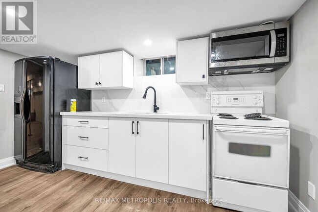 48 Billingsgate Crescent in Ajax, ON - Building Photo - Building Photo