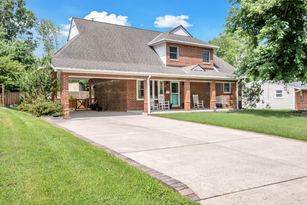 6100 Leewood Dr in Alexandria, VA - Building Photo