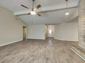 6118 Mossgrey Ln in Spring, TX - Foto de edificio - Building Photo