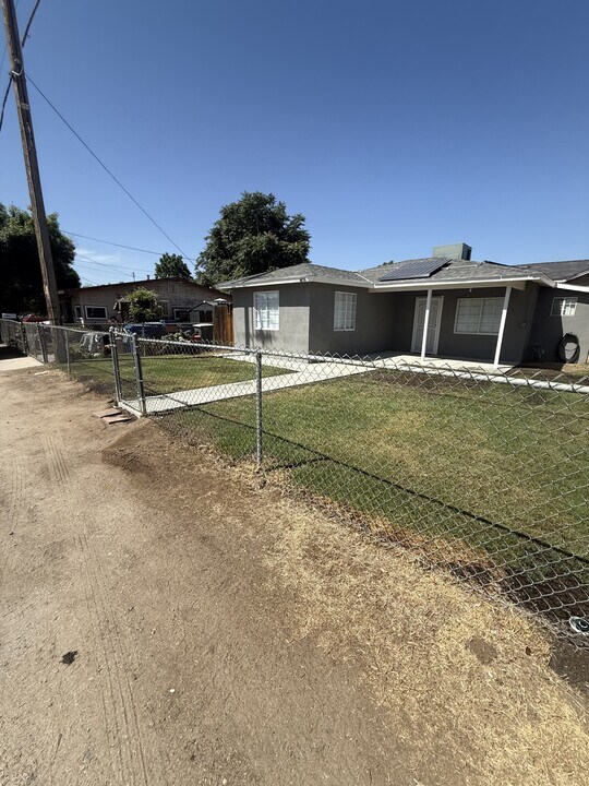 409 Plymouth Ave in Bakersfield, CA - Building Photo