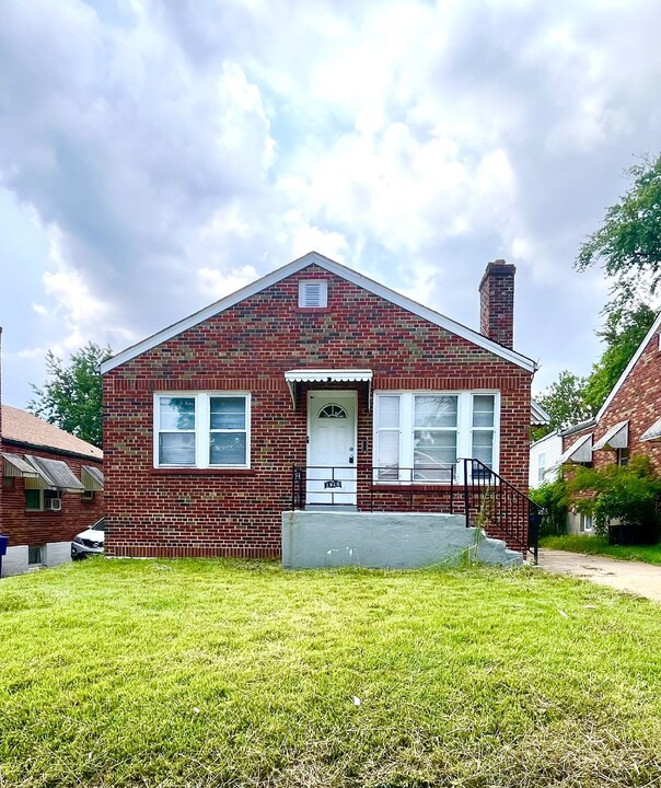 1810 Eton Ln in St. Louis, MO - Building Photo