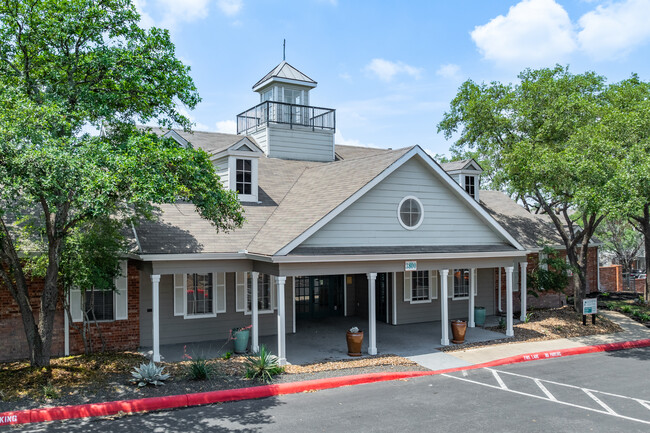 Newport Apartments in San Antonio, TX - Foto de edificio - Building Photo