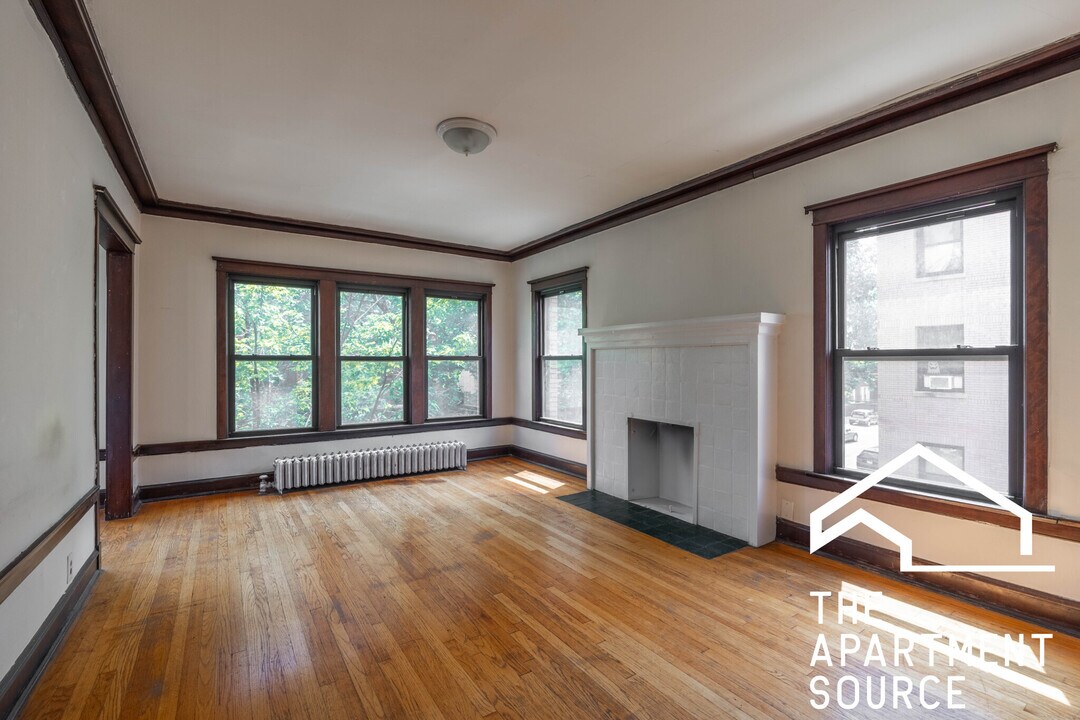 2427 N Sawyer Ave, Unit 2E in Chicago, IL - Building Photo