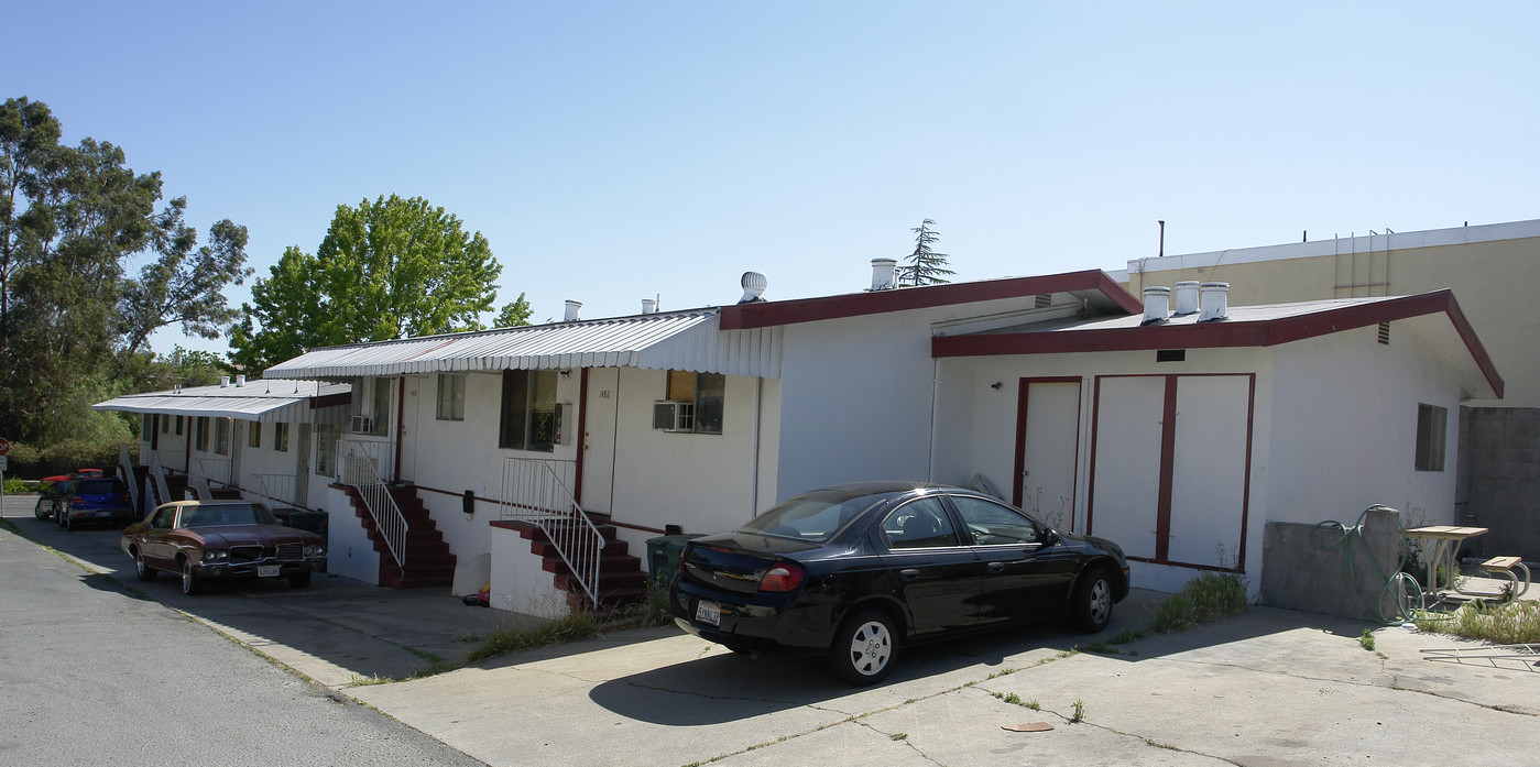 1486 Clayton Rd in Concord, CA - Foto de edificio