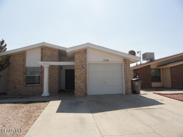 1770 Dick Mayers Dr in El Paso, TX - Building Photo